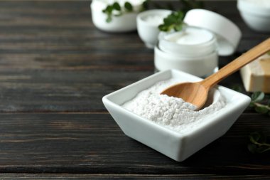 Kırsal ahşap masada doğal spa kozmetik ürünleri