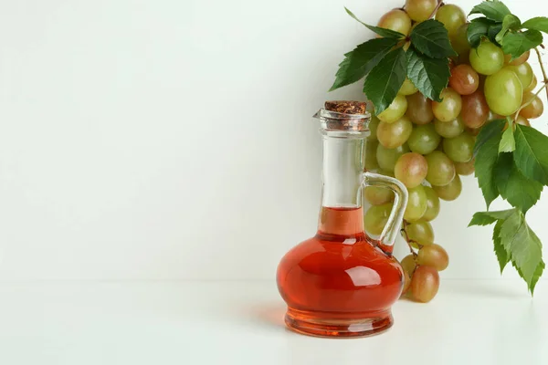 Conceito Vinagre Uva Sobre Fundo Branco — Fotografia de Stock
