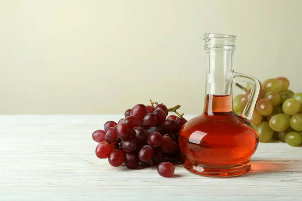 Vinäger Och Druva Vitt Träbord — Stockfoto