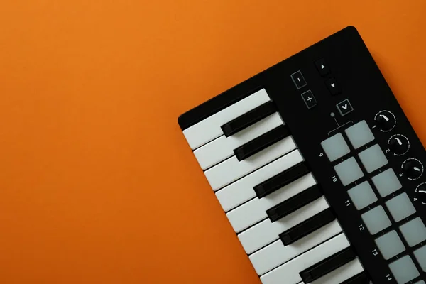 Midi Keyboard Orange Background Space Text — Stock Photo, Image