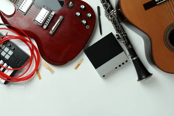Beyaz Arkaplanda Farklı Müzik Aletleri Seti — Stok fotoğraf