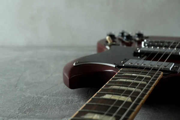 Czerwona Gitara Elektryczna Szarym Stole Teksturowanym — Zdjęcie stockowe