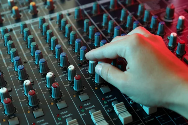 Muzikant Het Geluid Aan Audio Mixer — Stockfoto