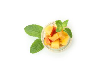 Beyaz arka planda izole edilmiş şeftalili yoğurtlu cam kavanoz.