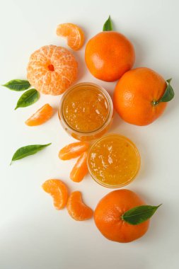 Mandalina reçeli ve malzemeler beyaz arkaplanda, üst görünüm