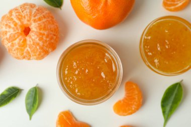 Mandalina reçeli ve malzemeler beyaz arkaplanda, üst görünüm