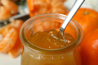 Cam kavanoz mandalina reçeli, yakın çekim ve seçici odaklanma