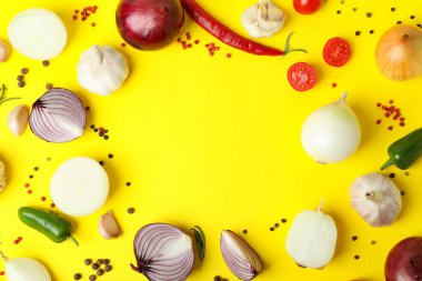 Sarı arka planda farklı baharatlı sebzeler, metin için yer