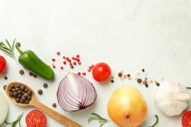 Beyaz desenli arka planda farklı baharatlı sebzeler