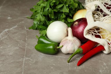 Baharatlı sebzelerle dolu bir torba ve gri desenli maydanoz.