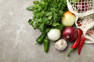 Baharatlı sebzelerle dolu bir torba ve gri desenli maydanoz.