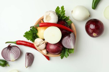 Baharatlı sebzelerle dolu bir kase.