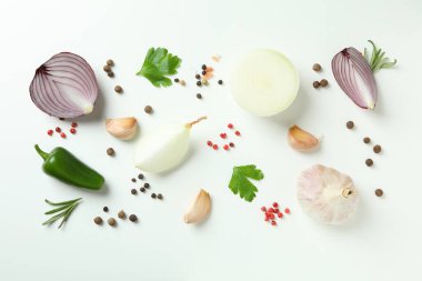 Beyaz arka planda baharatlı sebzeler, üst manzara.