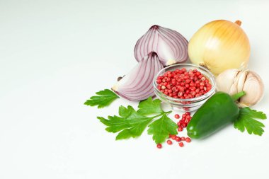 Beyaz arka planda bir grup baharatlı sebze