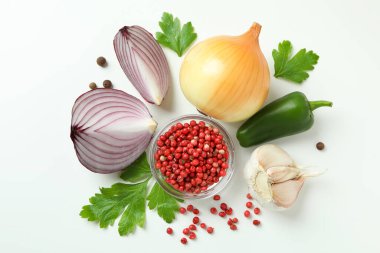 Beyaz arka planda bir grup baharatlı sebze