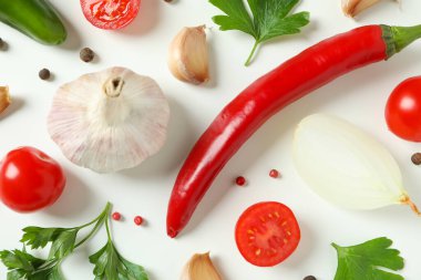 Beyaz arka planda baharatlı sebzeler, yakın plan.