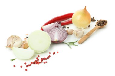 Beyaz arka planda izole edilmiş bir grup baharatlı sebze