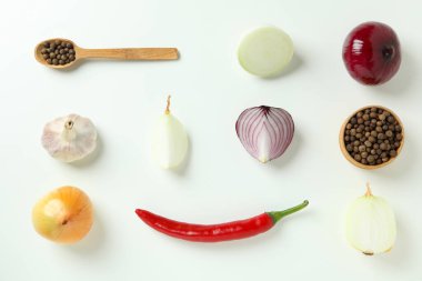 Beyaz arka planda baharatlı sebzelerle yatıyordu.