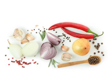 Beyaz arka planda izole edilmiş bir grup baharatlı sebze