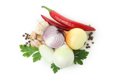 Beyaz arka planda izole edilmiş bir grup baharatlı sebze