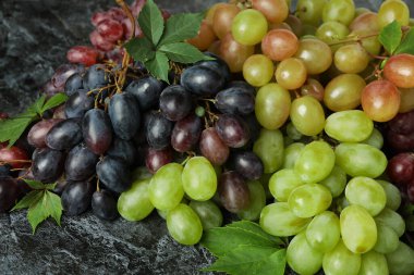 Olgun üzüm ve yapraklar siyah dumanlı arkaplanda