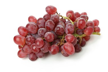 Kırmızı olgun üzüm beyaz arka plan üzerinde izole