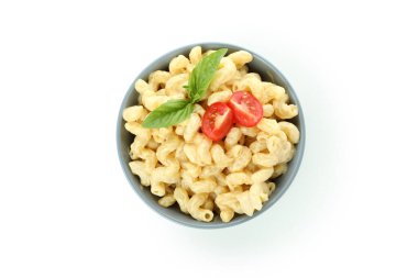 Beyaz arka planda izole edilmiş lezzetli makarna ve peynir.