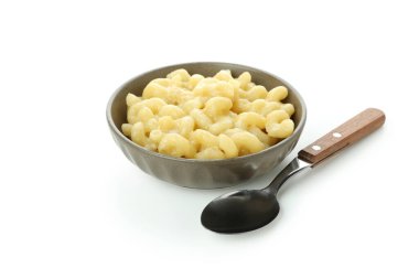 Beyaz arka planda izole edilmiş lezzetli makarna ve peynir.