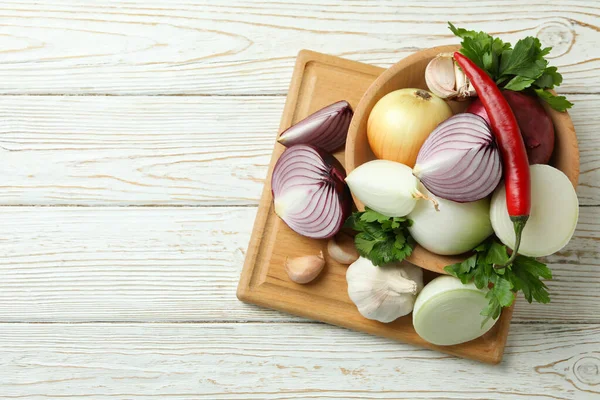 Différents Légumes Épicés Sur Fond Bois Blanc — Photo