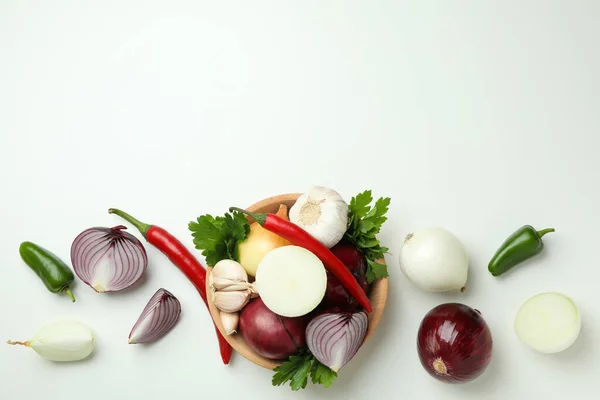白を基調としたスパイシーな野菜のボウル — ストック写真
