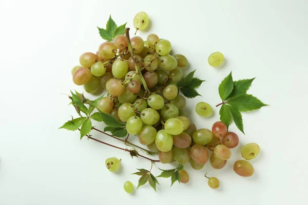 Uva Verde Madura Con Hojas Sobre Fondo Blanco —  Fotos de Stock