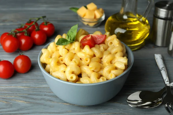 Concepto Sabroso Comer Con Macarrones Con Queso Sobre Fondo Madera — Foto de Stock