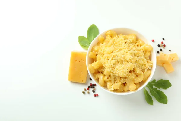 Placa Con Macarrones Queso Sobre Fondo Blanco — Foto de Stock