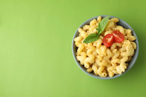 Placa Con Macarrones Queso Sobre Fondo Verde — Foto de Stock