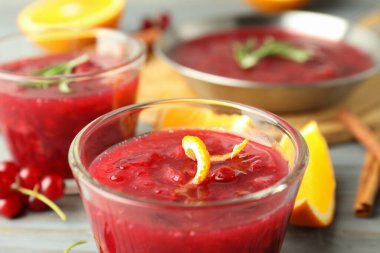 Kızılcık sosu ve malzemeler, yakın çekim ve seçici odaklanma