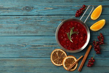 Yaban mersini sosu ve ahşap zemin üzerindeki malzemeler.