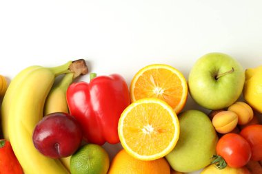 Beyaz arka planda farklı sebze ve meyveler.