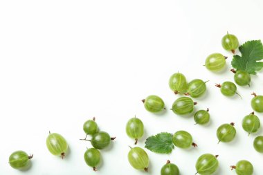 Beyaz arkaplanda yeşil bektaşi üzümü, metin için boşluk