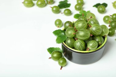 Beyaz arka planda bir kase olgun Bektaşi üzümü