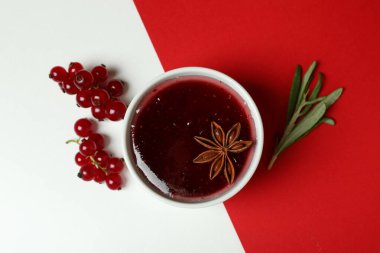 Kızılcık sosu ve malzemeler iki ton arkaplanda.