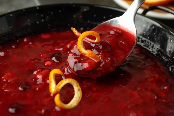 用红莓酱和汤匙调味 — 图库照片