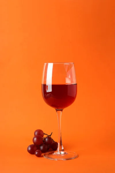 Glasses Red Wine Grape Orange Background — Stock Photo, Image