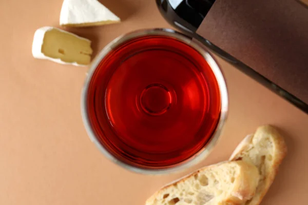 Garrafa Copo Vinho Queijo Pão Sobre Fundo Bege — Fotografia de Stock