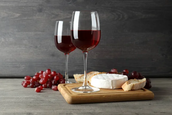 Concetto Mangiare Gustoso Con Vino Rosso Tavolo Grigio Testurizzato — Foto Stock