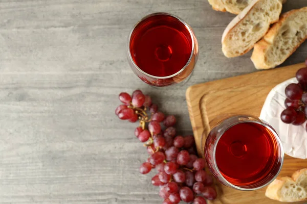 Conceito Saboroso Comer Com Vinho Tinto Mesa Textura Cinza — Fotografia de Stock