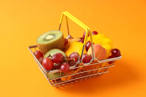 Panier Avec Légumes Fruits Sur Fond Orange — Photo