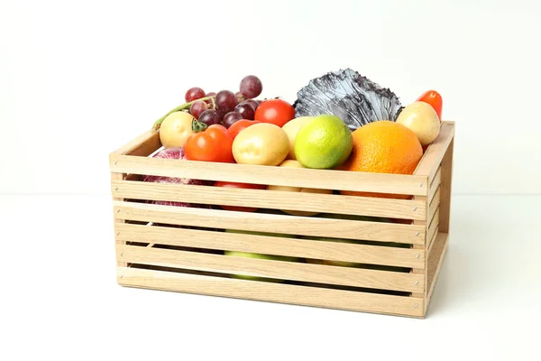 Dřevěná Krabice Zeleninou Ovocem Bílém Stole — Stock fotografie