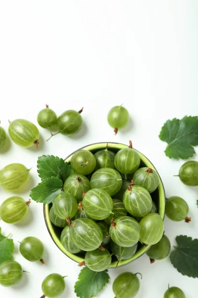 Skål Mogna Krusbär Vit Bakgrund — Stockfoto