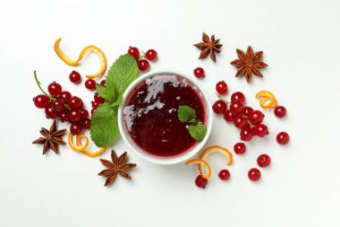 Beyaz arka planda kızılcık sosu ve malzemeler