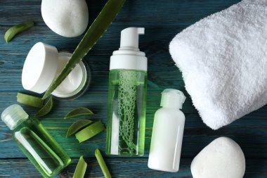 Ahşap masadaki aloe vera ile cilt bakımı kavramı